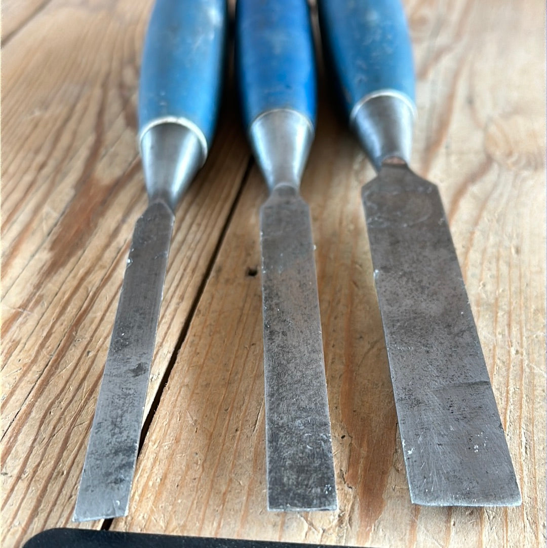 D765 Vintage STANLEY 3 x beveled CHISELS