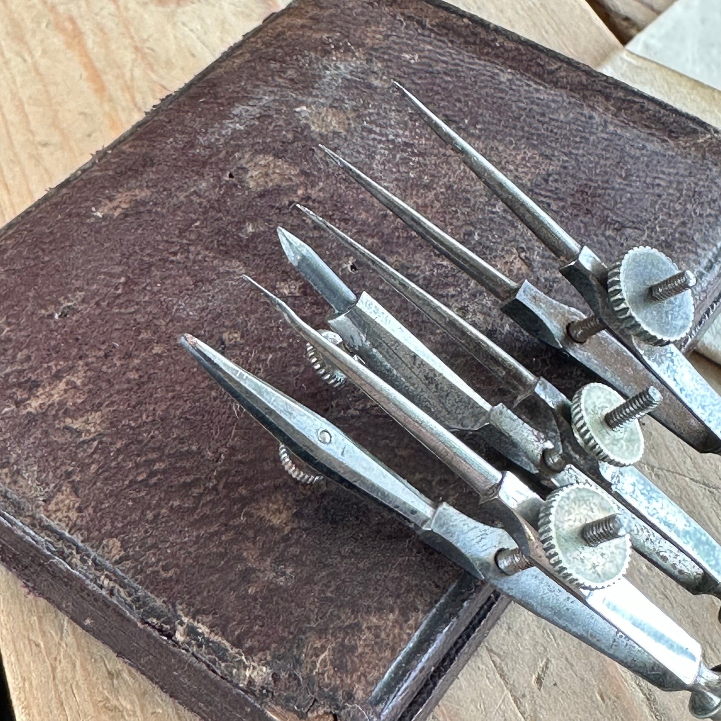 T9122 Antique small fancy DRAFTING tools DRAWING SET in leather box & 1830s envelope