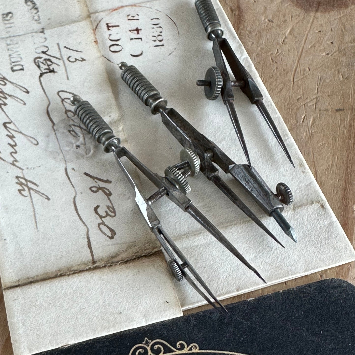 T9122 Antique small fancy DRAFTING tools DRAWING SET in leather box & 1830s envelope