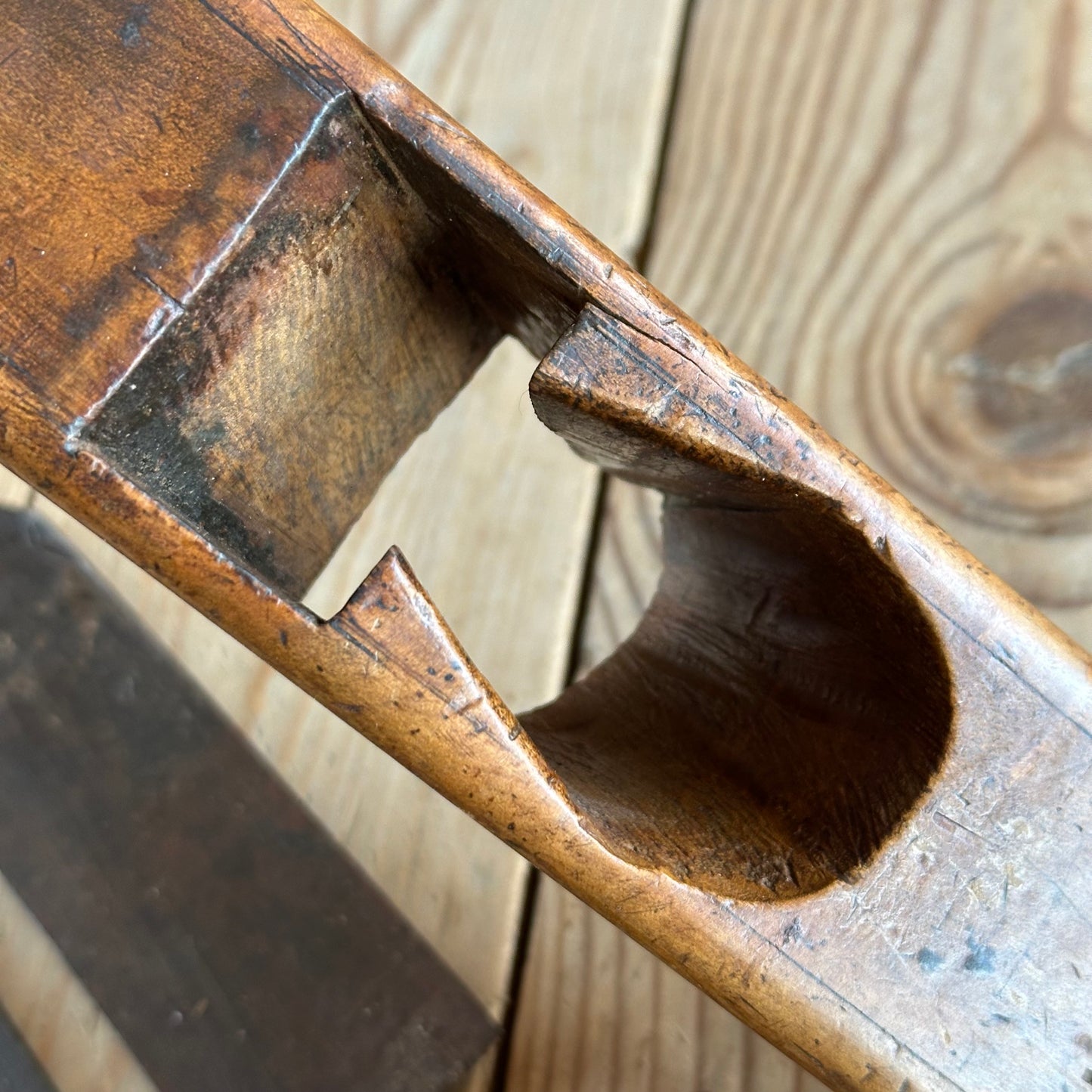 Y1502 OLD! Antique FRENCH smoothing PLANE with cool BALLOON shaped escapement