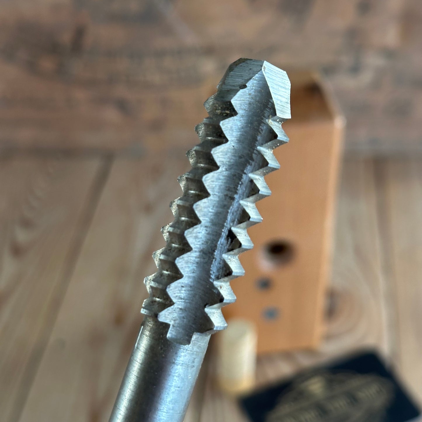 SOLD. H2145 Vintage SARJENT’S England 3/4” 19mm WOODEN SCREW Thread Box CUTTER