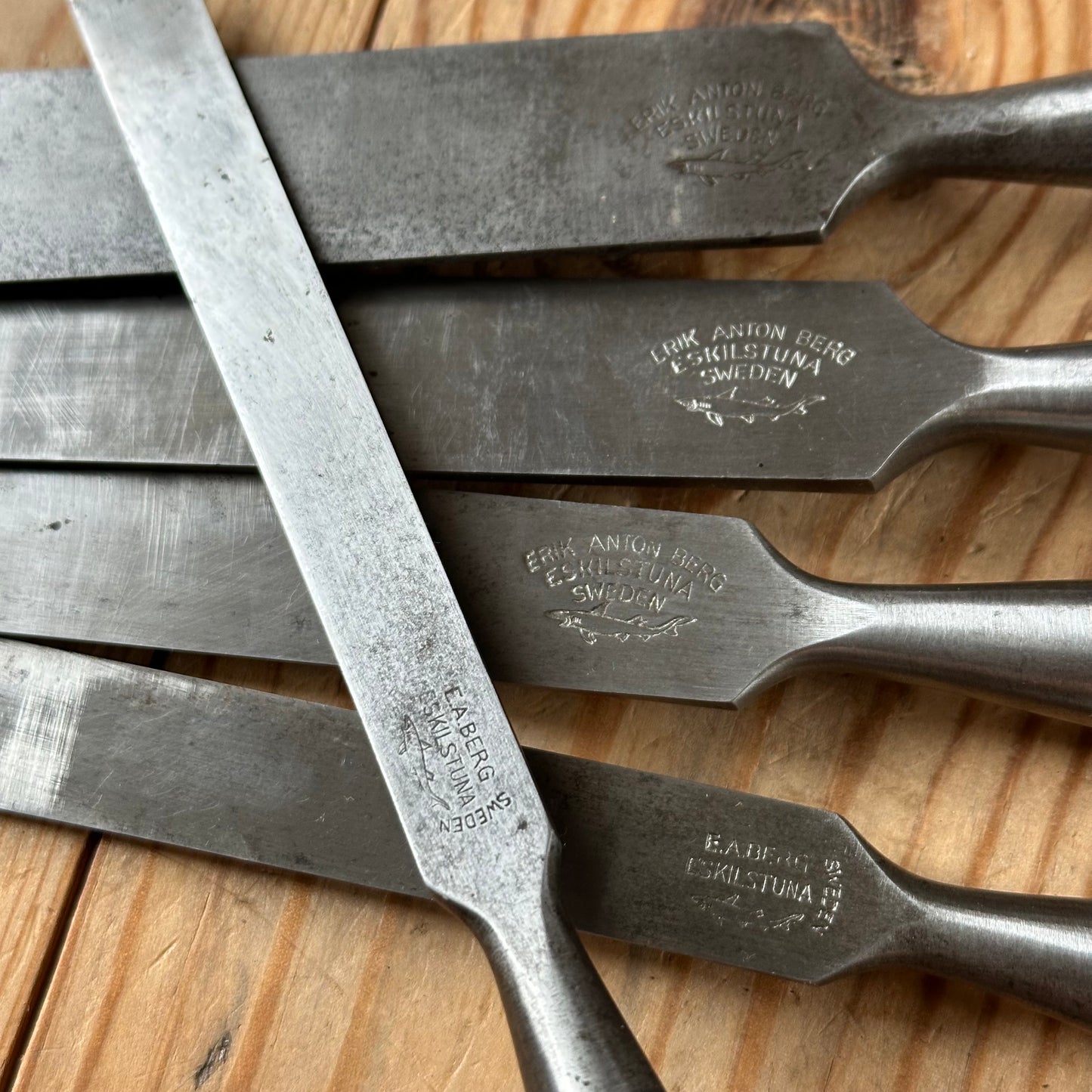 H2523 Vintage set of 5 x SWEDISH E.A. BERG Birch handled socketed BEVEL CHISELS