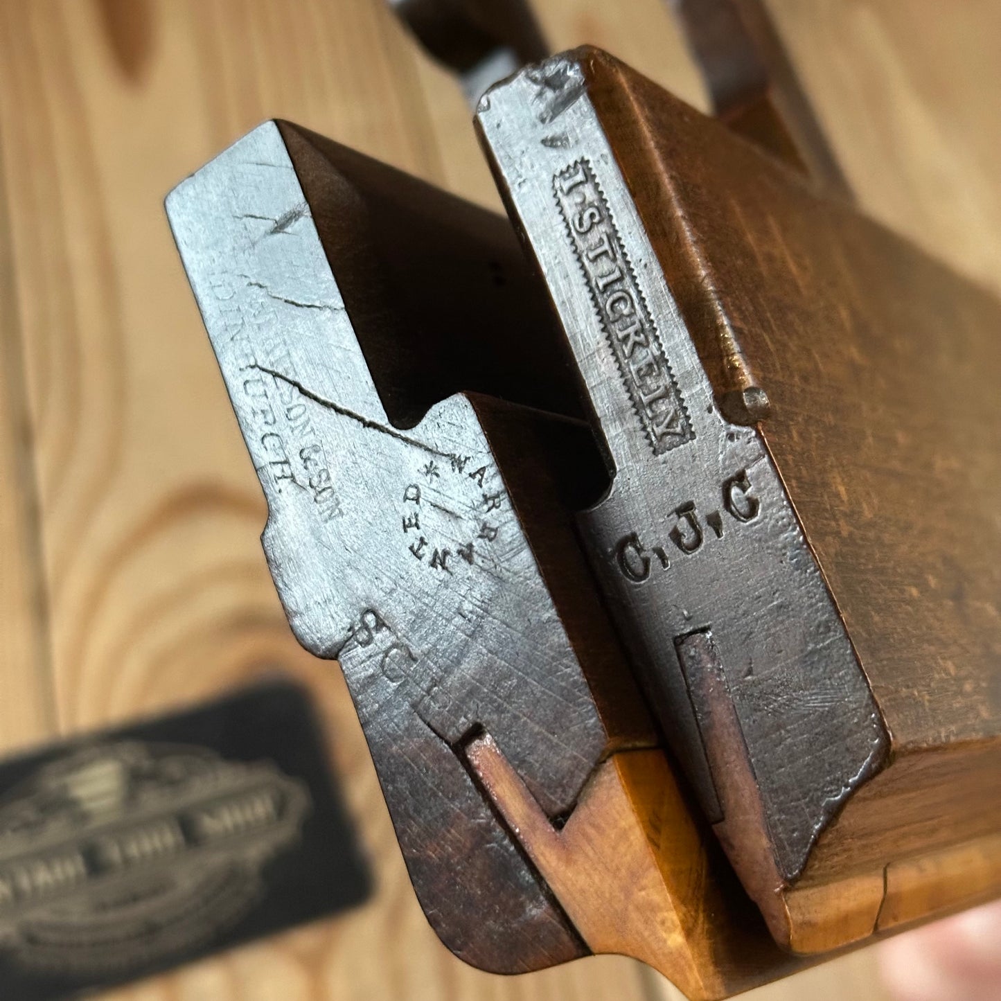H2421 HANDY! Antique pair of mixed SIDE SNIPES wooden Moulding PLANES