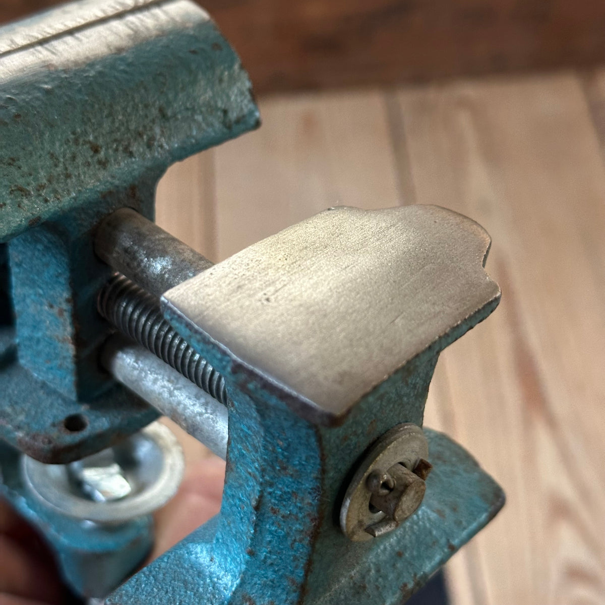 H2323 HANDY! Vintage small BENCH VICE & anvil