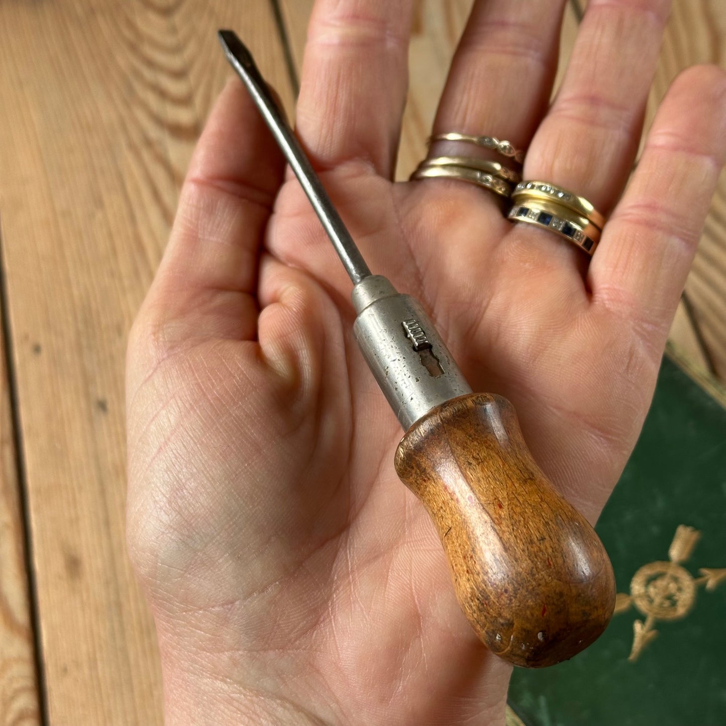 H2395 Vintage small RATCHET SCREWDRIVER