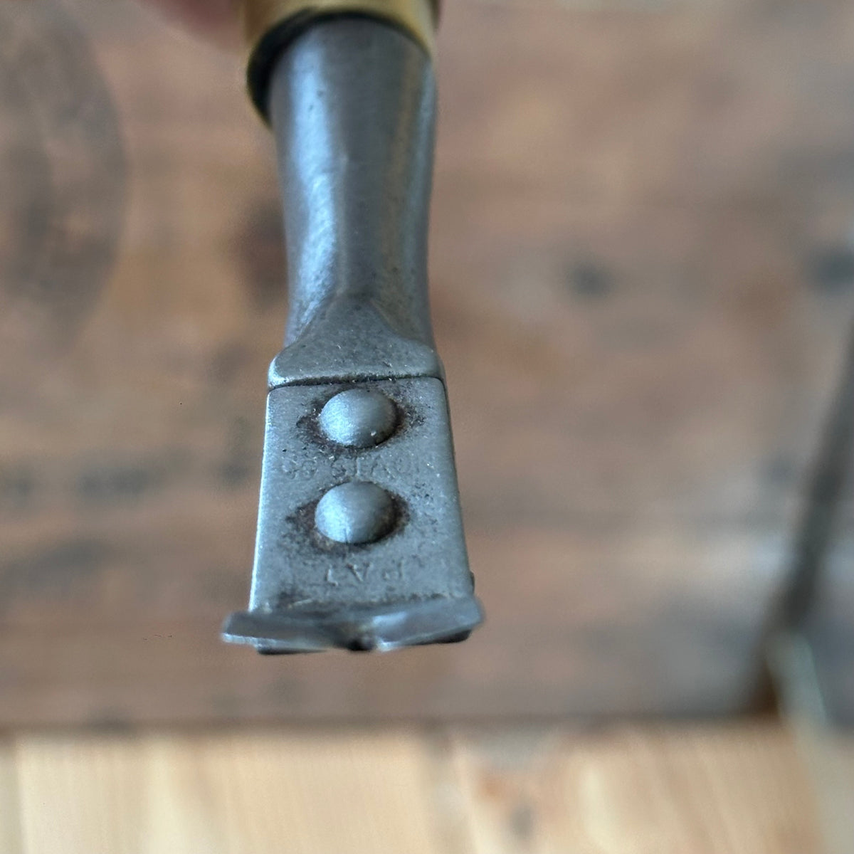 H2579 Vintage UPHOLSTERERS leatherwork TACK REMOVER tool