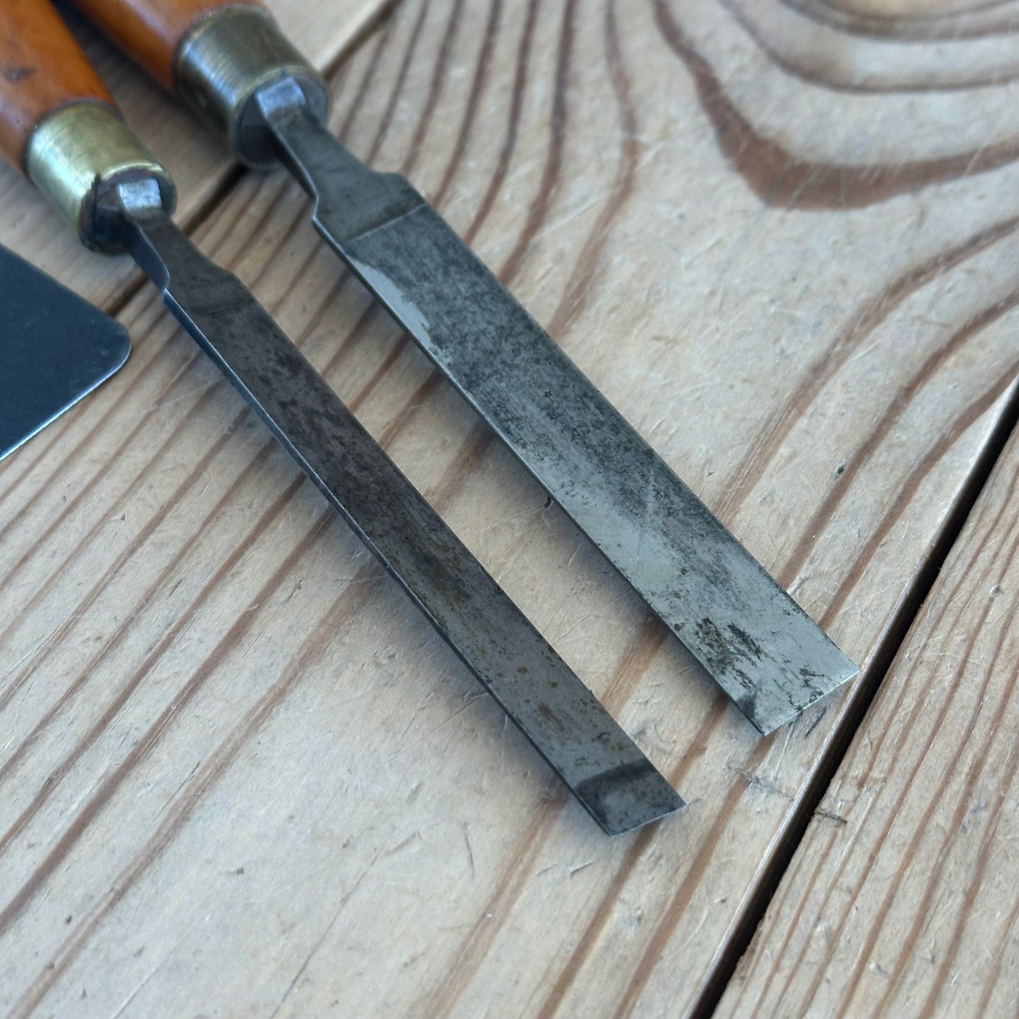 H2004 Vintage 2 x MARPLES England Bevel CHISELS Boxwood Handles