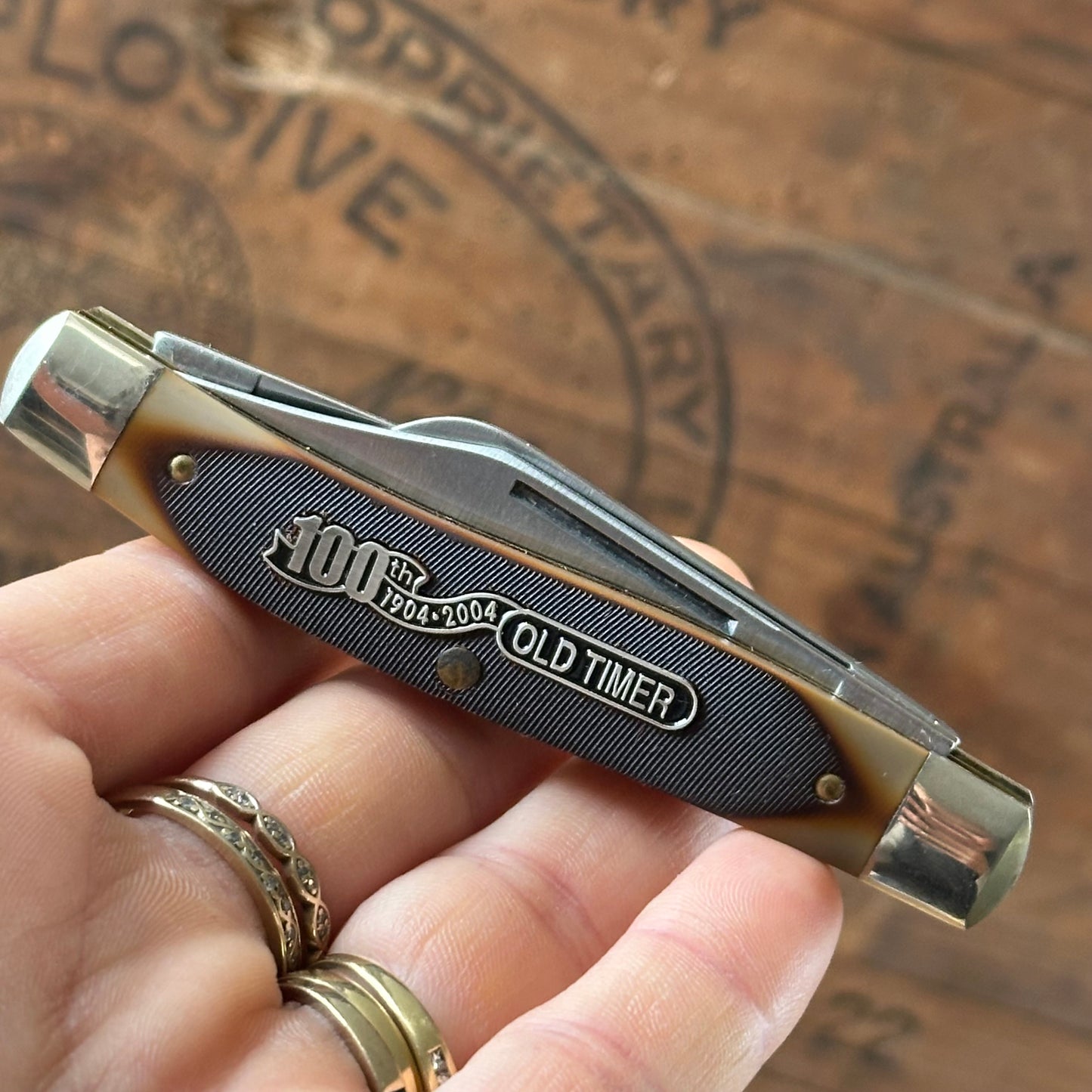 K67 NEW OLD STOCK! Vintage SCHRADE USA 100th anniversary 2004 OLD Timer folding KNIFE IOB