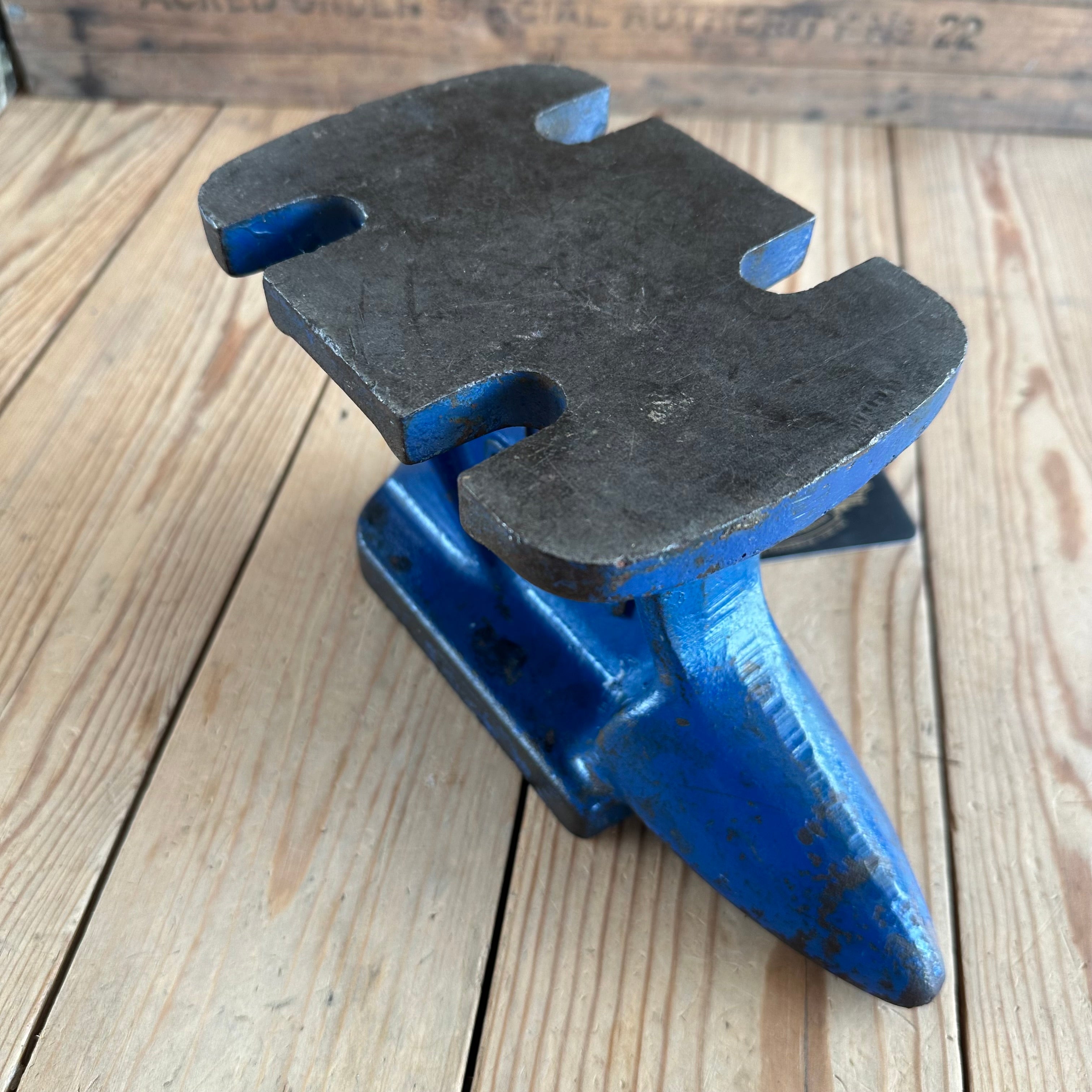 SOLD. H1753 Vintage smaller RECORD England 10lb No.11 blue ANVIL