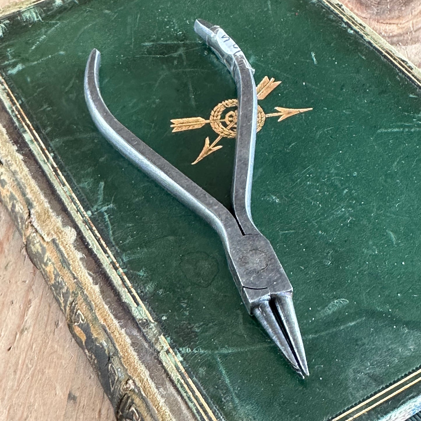 H1835 Vintage small jewellery WIRE Bending PLIERS