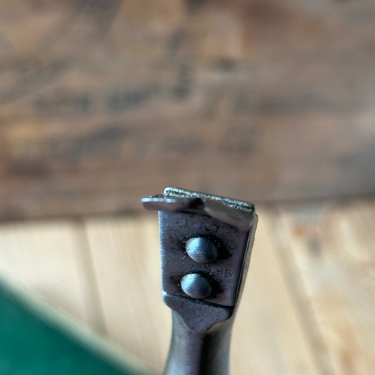 H2579 Vintage UPHOLSTERERS leatherwork TACK REMOVER tool