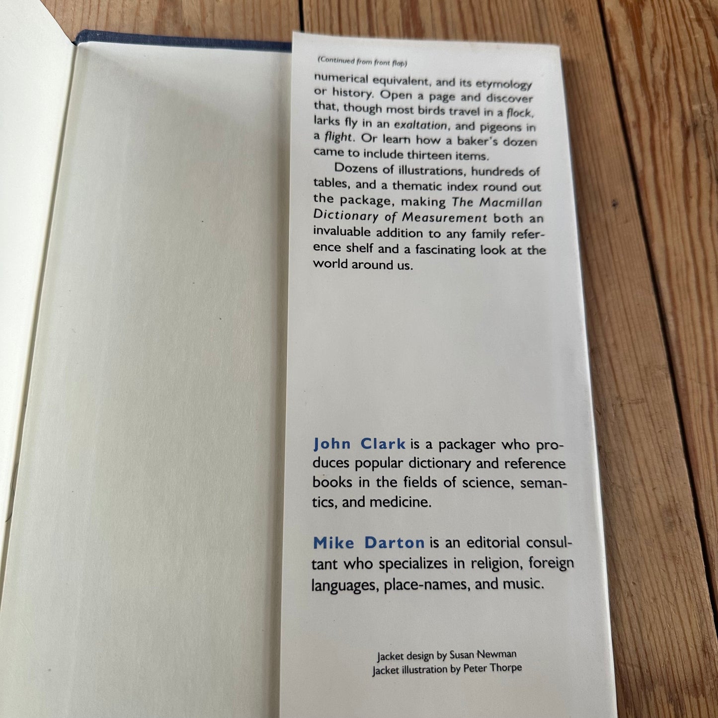 XBN112 Vintage BOOK The Macmillan DICTIONARY of MEASUREMENT by M.Darton & J.Clark