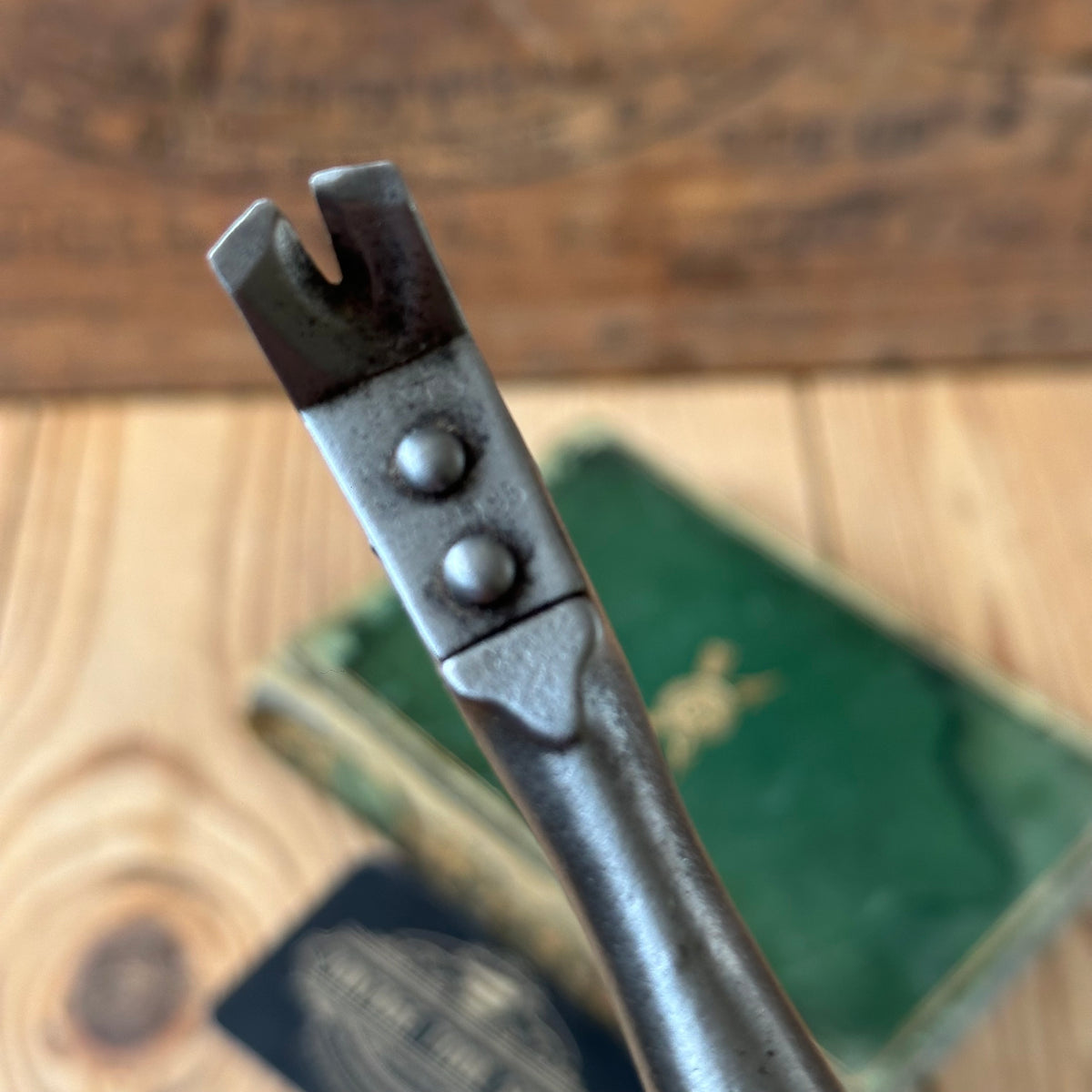 H2579 Vintage UPHOLSTERERS leatherwork TACK REMOVER tool