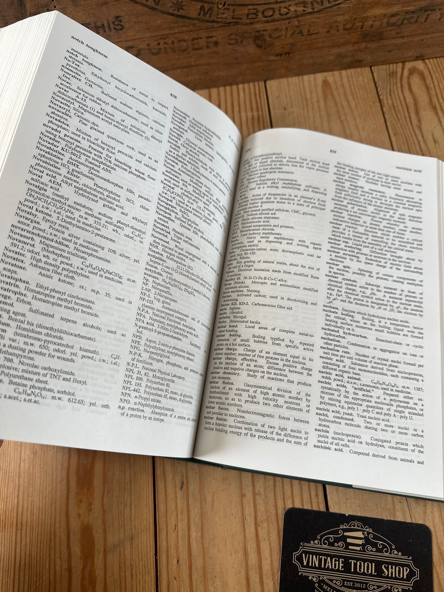 XBN175 Vintage 1986 BOOK Concise CHEMICAL and TECHNICAL DICTIONARY Fourth Edition by H.Bennett