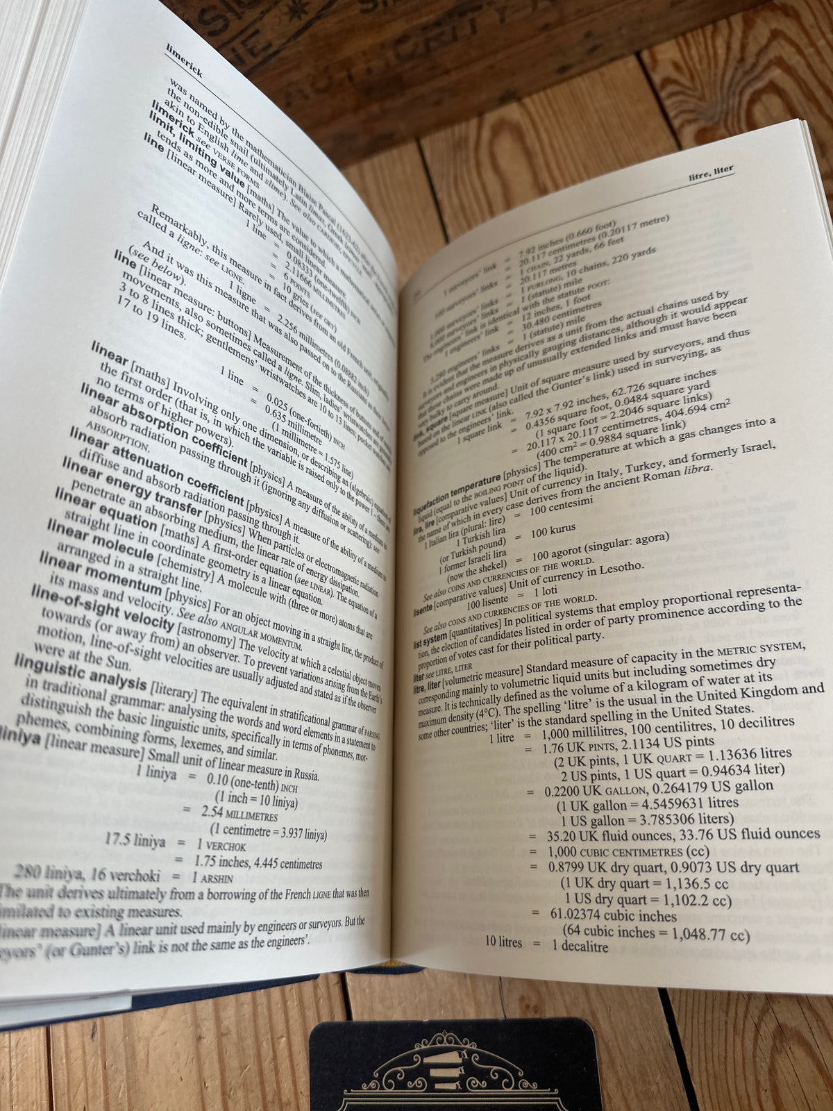 XBN112 Vintage BOOK The Macmillan DICTIONARY of MEASUREMENT by M.Darton & J.Clark