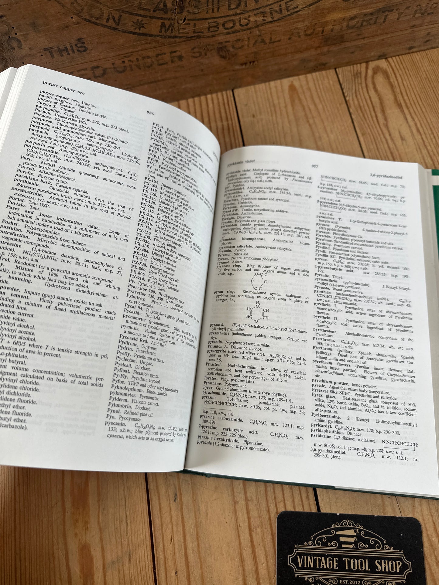 XBN175 Vintage 1986 BOOK Concise CHEMICAL and TECHNICAL DICTIONARY Fourth Edition by H.Bennett