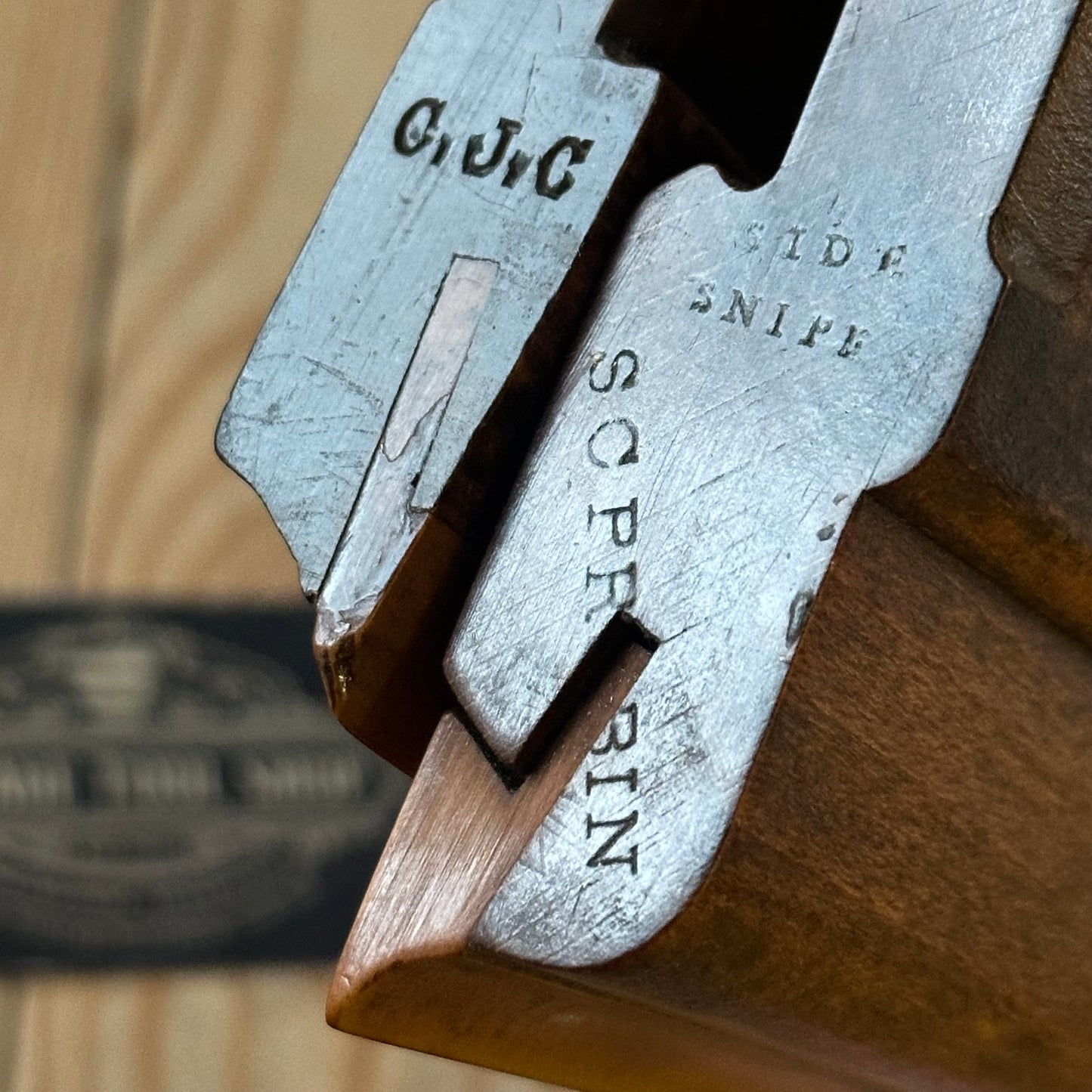 H2421 HANDY! Antique pair of mixed SIDE SNIPES wooden Moulding PLANES