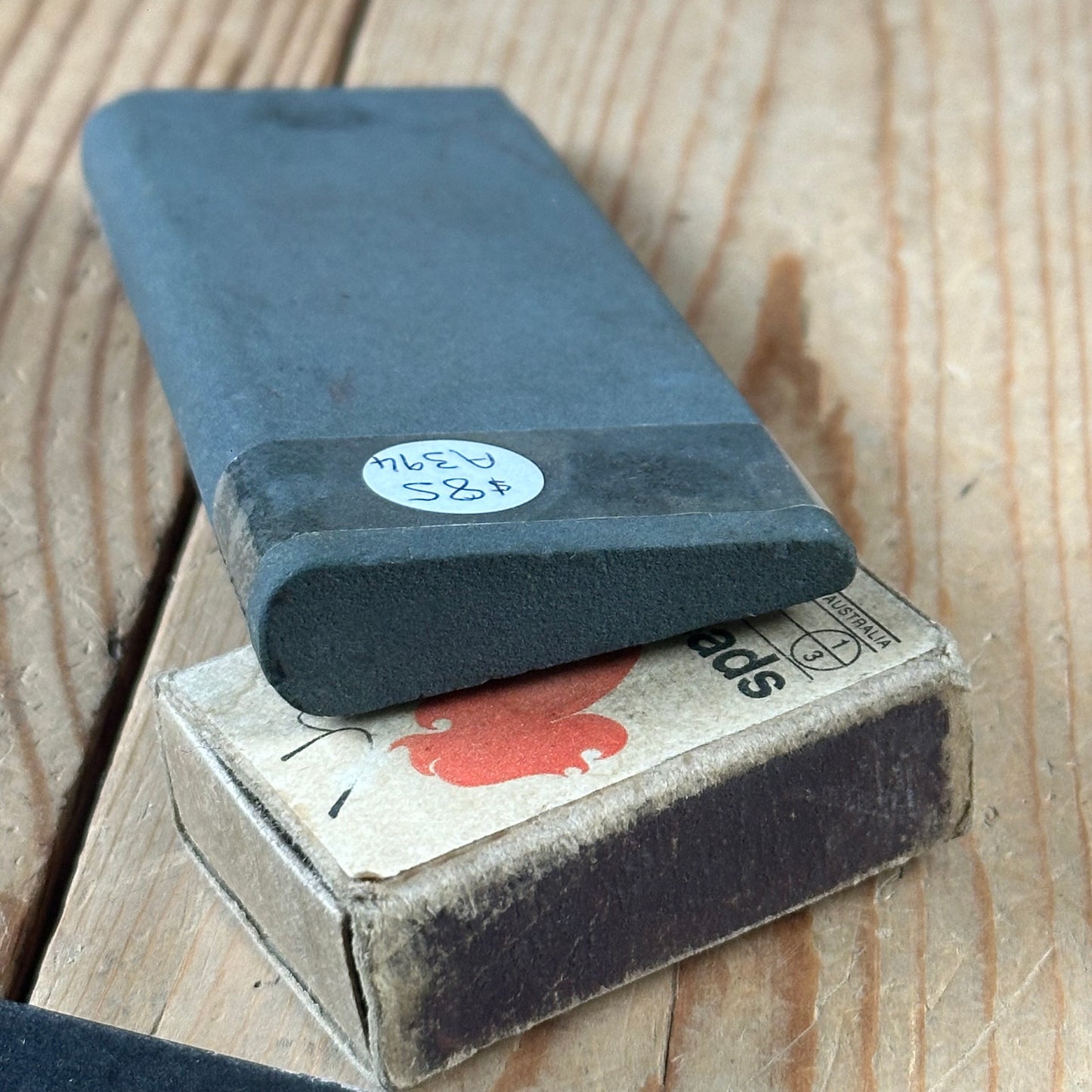 A394 Vintage FINE Carborundum SLIP STONE for gouges sharpening oilstone