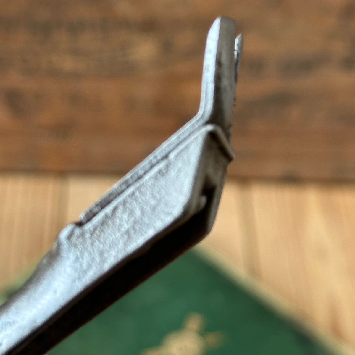 H2579 Vintage UPHOLSTERERS leatherwork TACK REMOVER tool