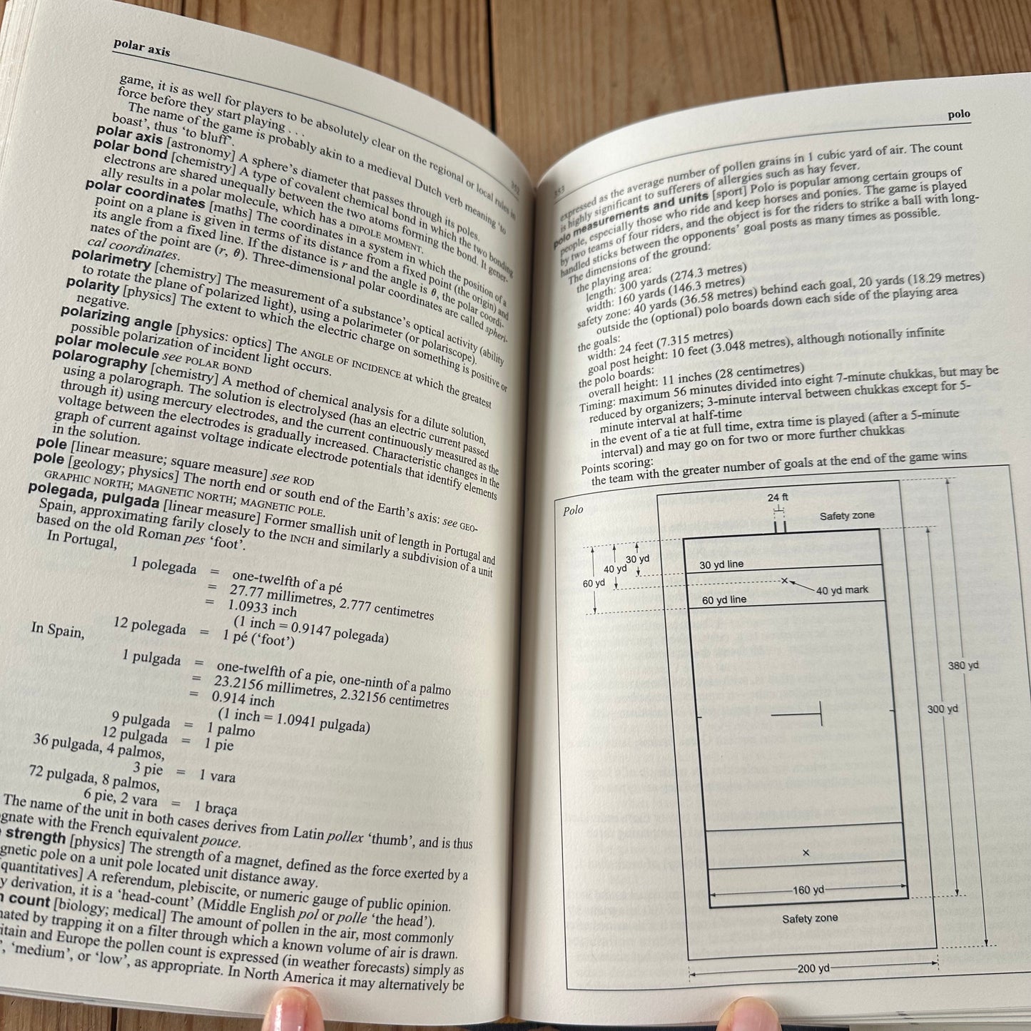 XBN112 Vintage BOOK The Macmillan DICTIONARY of MEASUREMENT by M.Darton & J.Clark