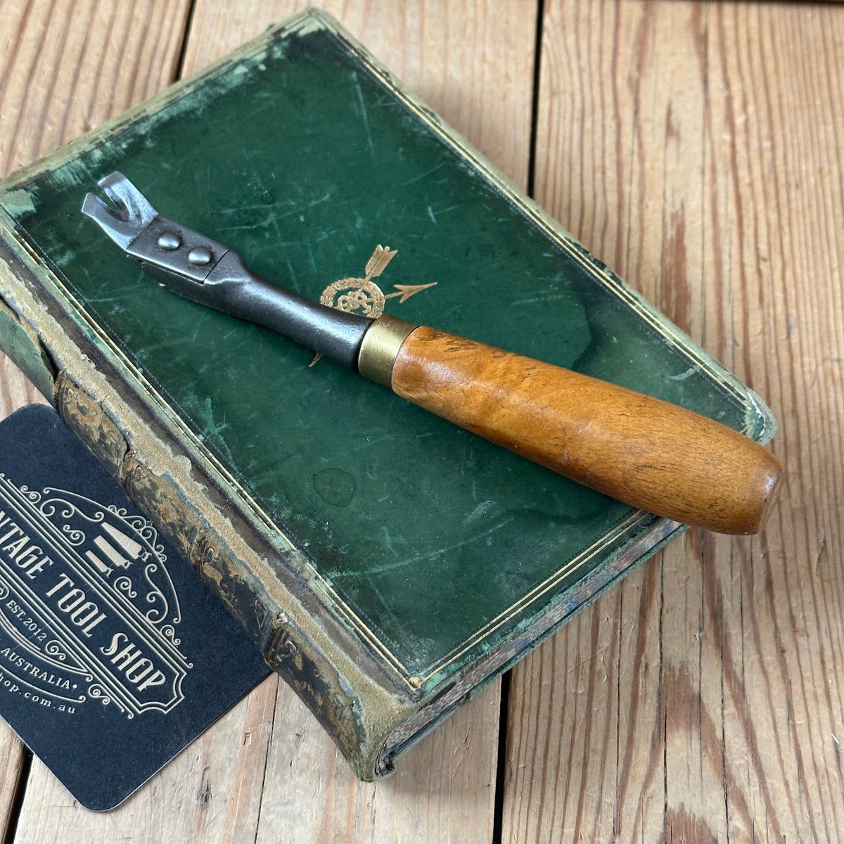 H2579 Vintage UPHOLSTERERS leatherwork TACK REMOVER tool