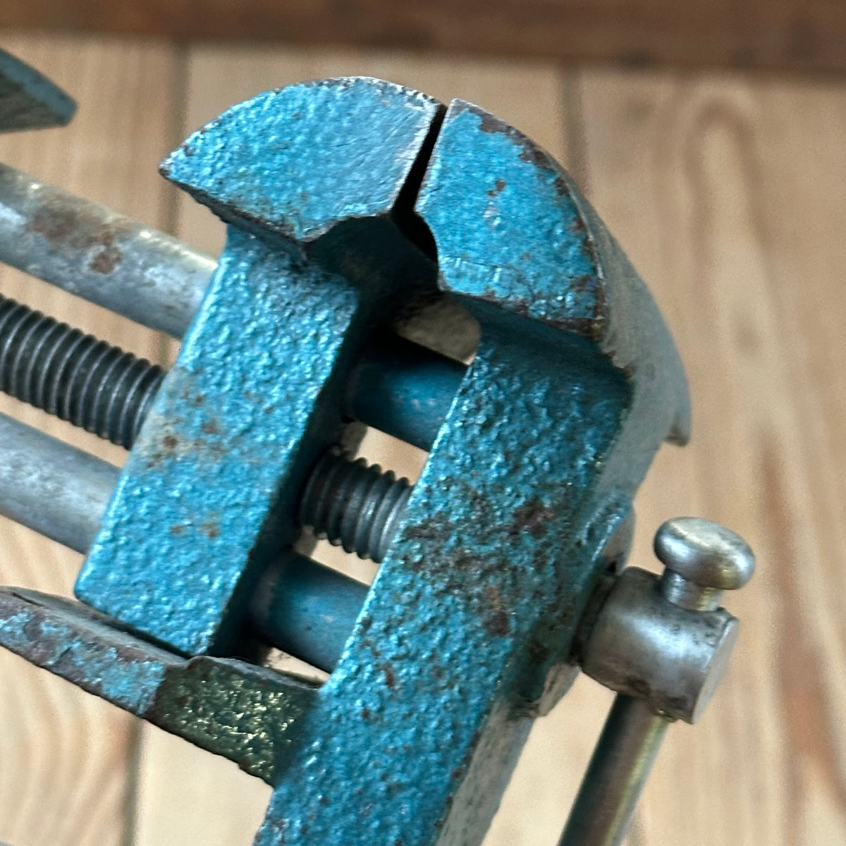 H2323 HANDY! Vintage small BENCH VICE & anvil