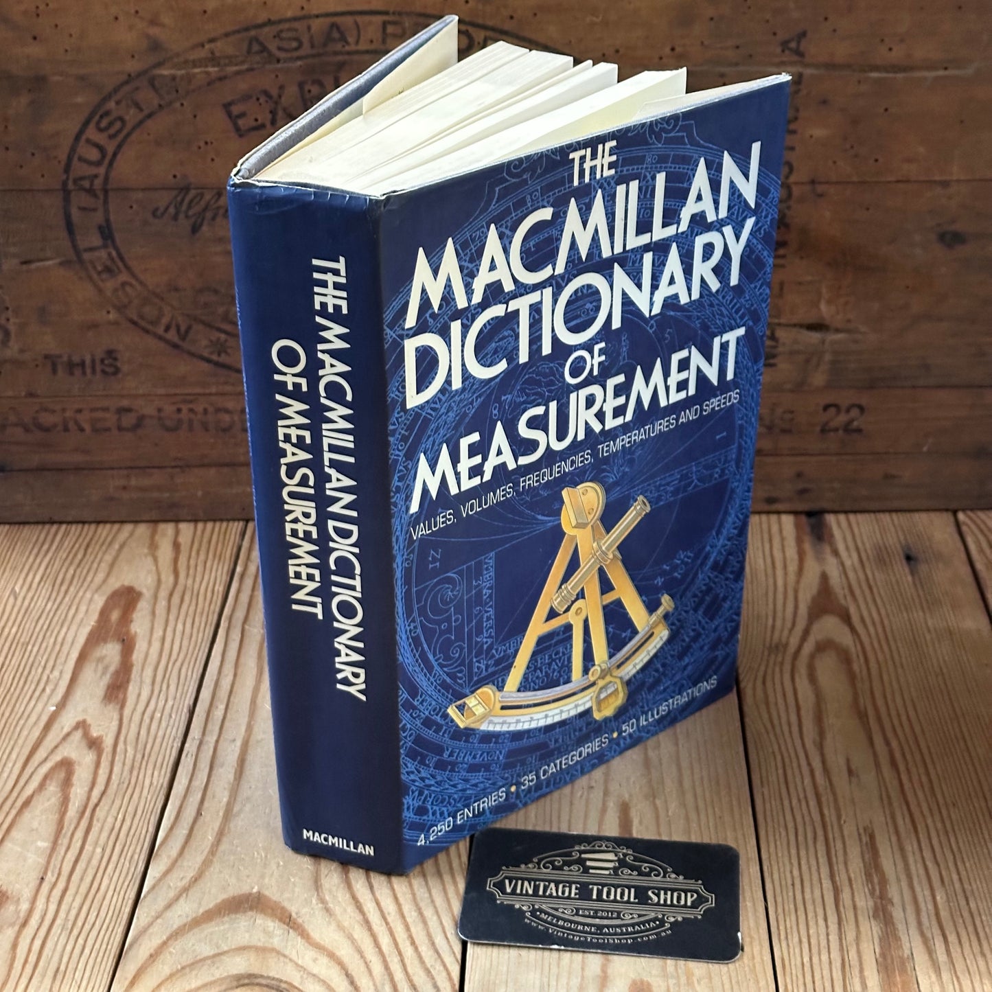 XBN112 Vintage BOOK The Macmillan DICTIONARY of MEASUREMENT by M.Darton & J.Clark