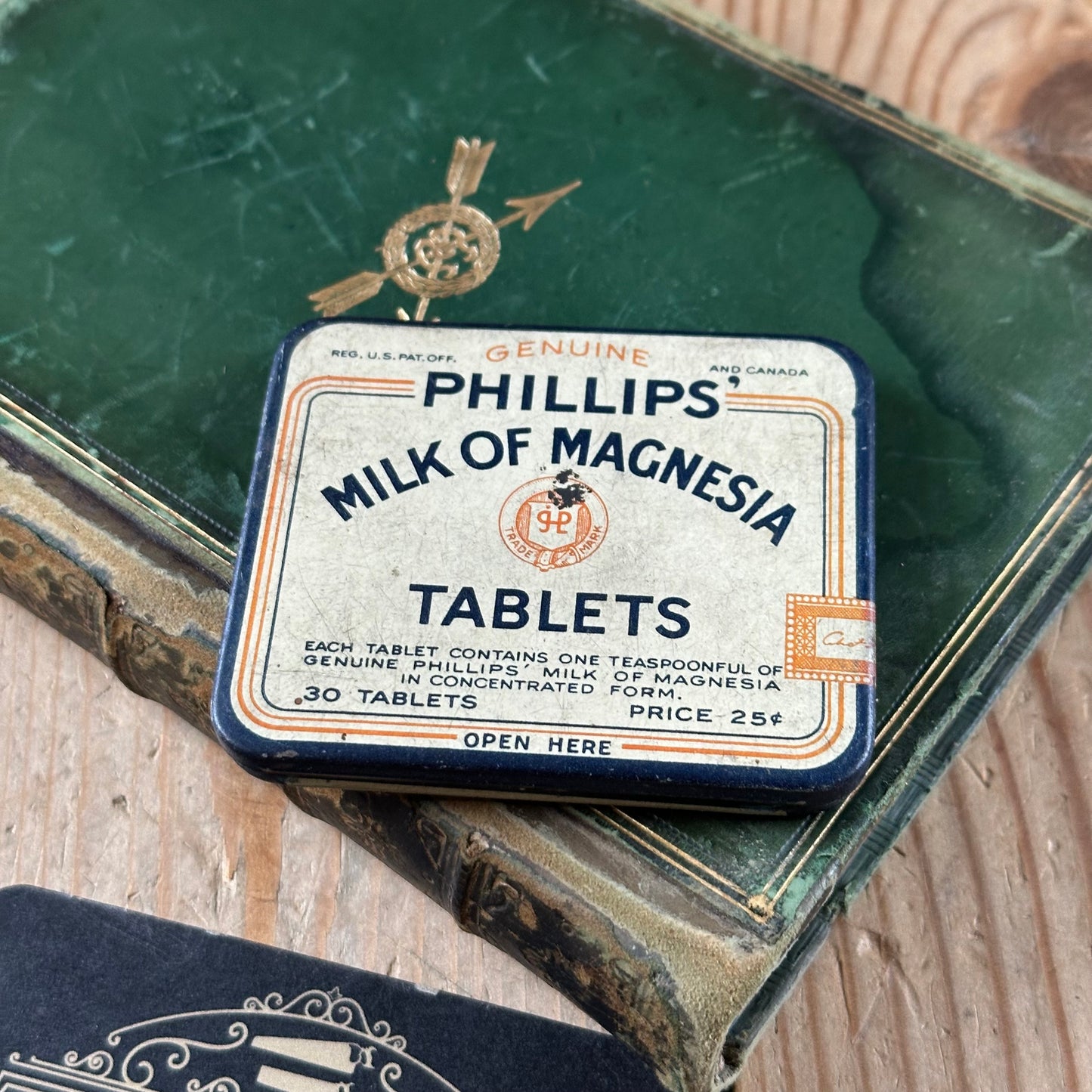 H2396 Vintage tiny JEWELLERS WATCHMAKERS taps & die in vintage Phillips tin