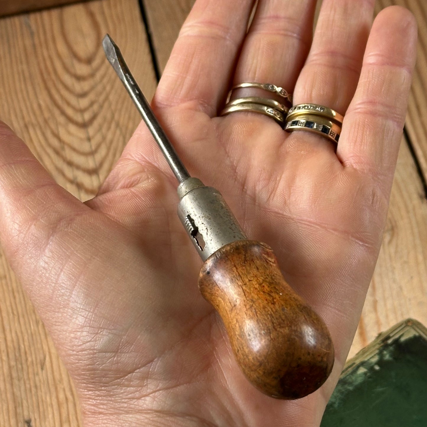 H2395 Vintage small RATCHET SCREWDRIVER
