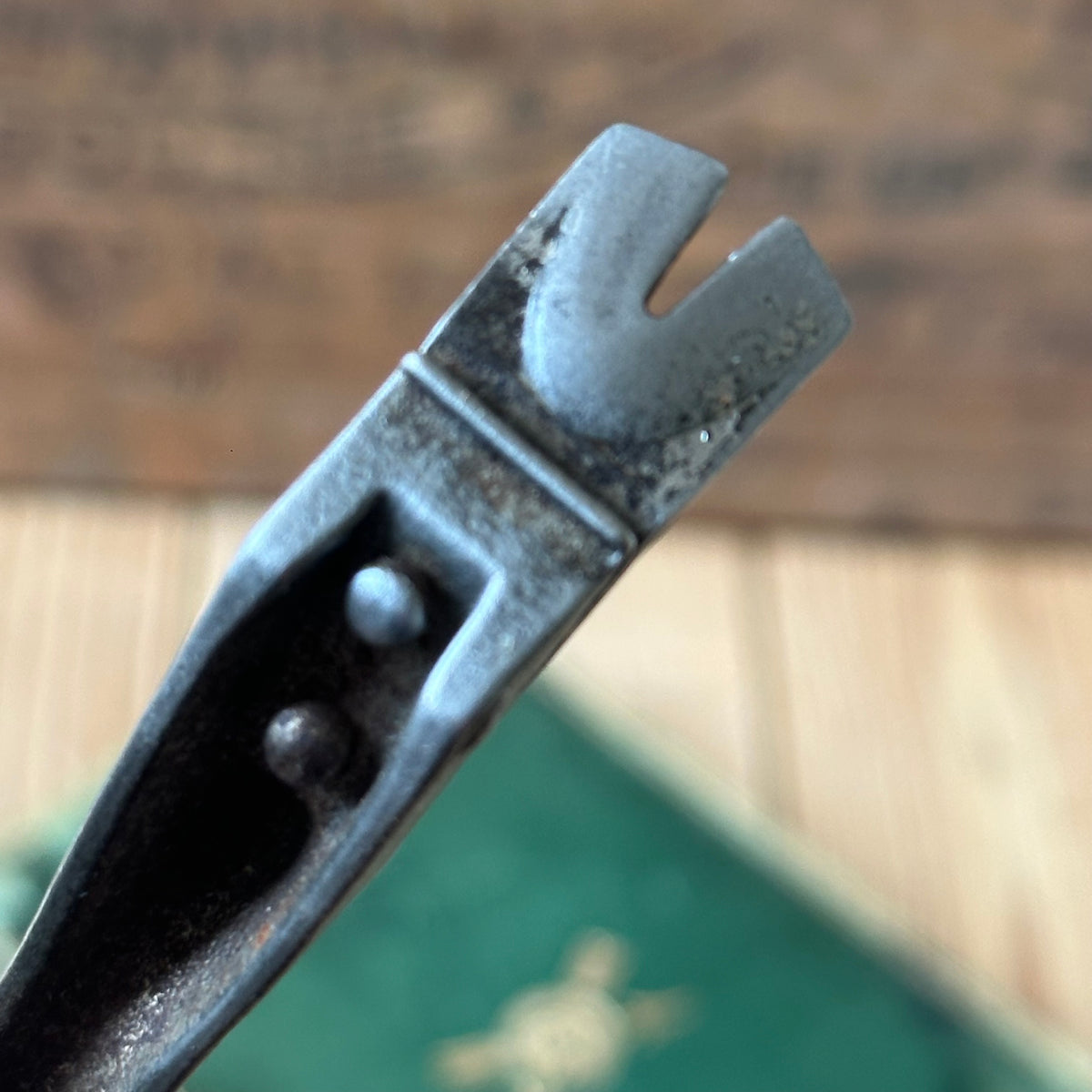 H2579 Vintage UPHOLSTERERS leatherwork TACK REMOVER tool