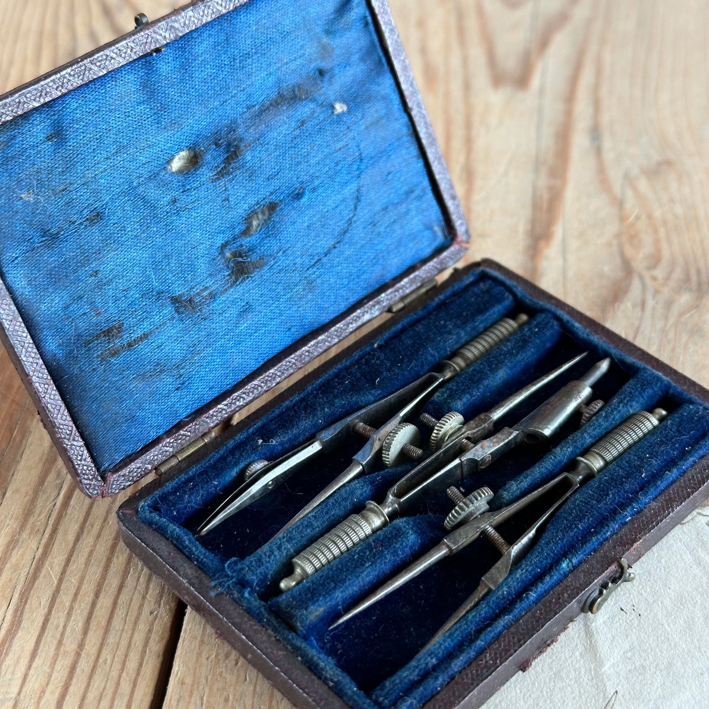 T9122 Antique small fancy DRAFTING tools DRAWING SET in leather box & 1830s envelope