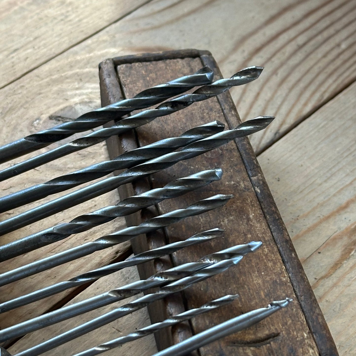 H2516 Vintage BOXED mixed set of 10 x CLEVELAND style wood drill BITS brace BIT set