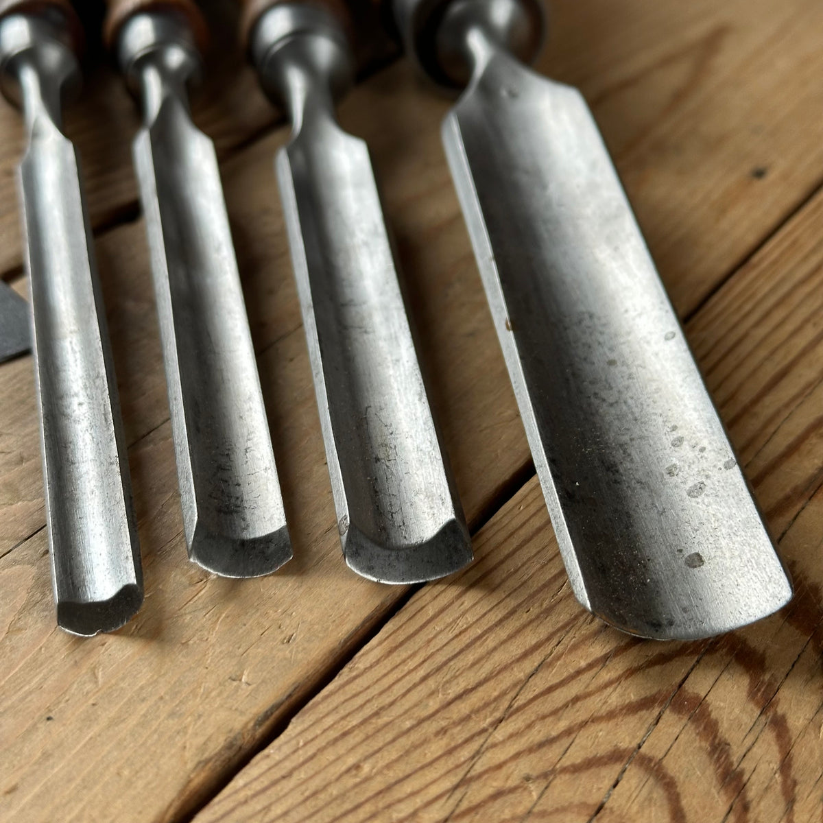 H2623 ICONIC! Vintage set of 4 x TITAN AUSTRALIA Gouge CHISELS