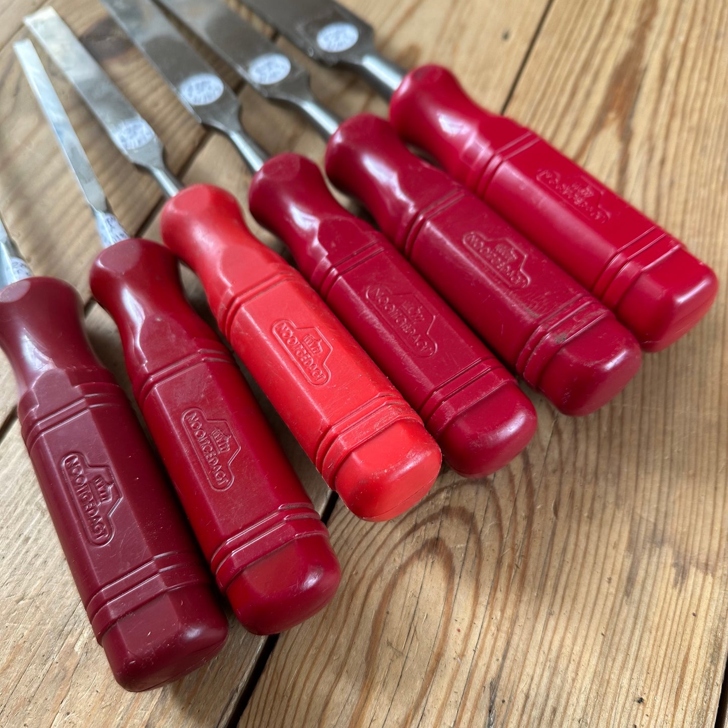 N1817 AWESOME! Vintage set of 6 NOOITGEDAGT Holland red resin handle BEVEL CHISELS