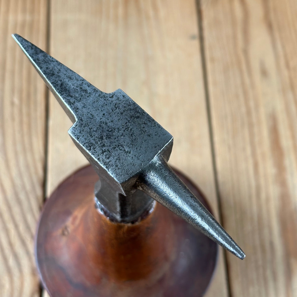 Y1301 CUTE! Antique small French JEWELLERS metalworking ANVIL on a wooden base